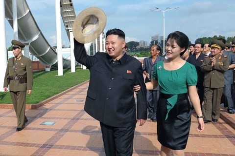 Chủ tịch Kim Jong Un và phu nhân Ri Sol-ju Chủ tịch Kim Jong Un và phu nhân Ri Sol-ju