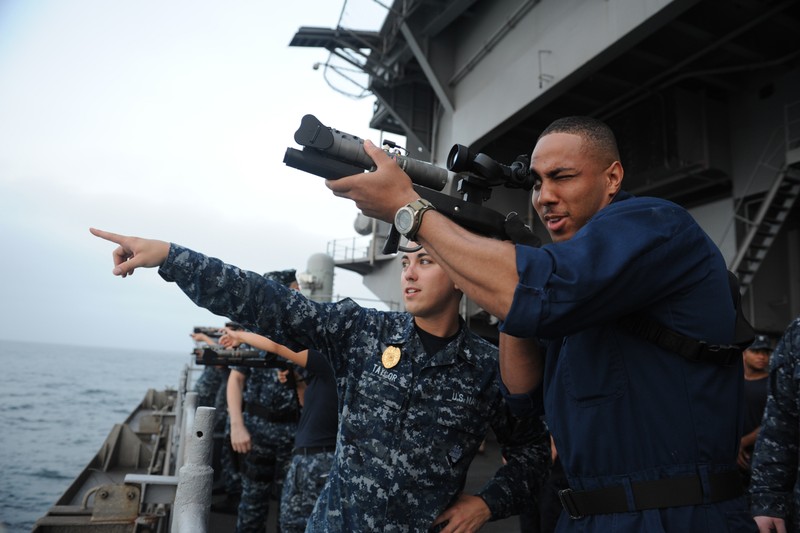 Lính hải quân Mỹ trên tàu sân bay Nimiz sử dụng súng laser