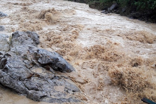 Hiện nay trên địa bàn vẫn còn có mưa, nước lũ nơi thượng nguồn đổ về gây khó khăn cho công tác khắc phục và tìm kiếm người bị nạn. Hiện nay trên địa bàn vẫn còn có mưa, nước lũ nơi thượng nguồn đổ về gây khó khăn cho công tác khắc phục và tìm kiếm người bị nạn.