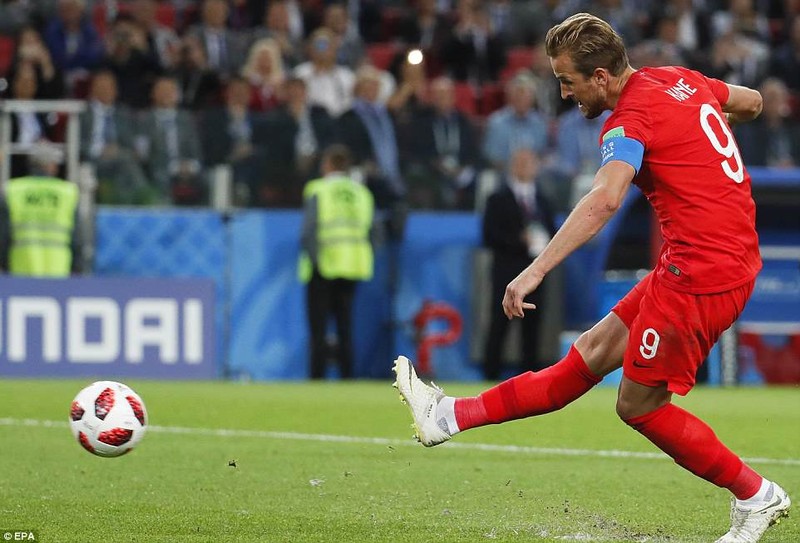 Harry Kane mở tỉ số cho Anh sau pha thổi phạt đền gây tranh cãi của trọng tài Mark Geiger