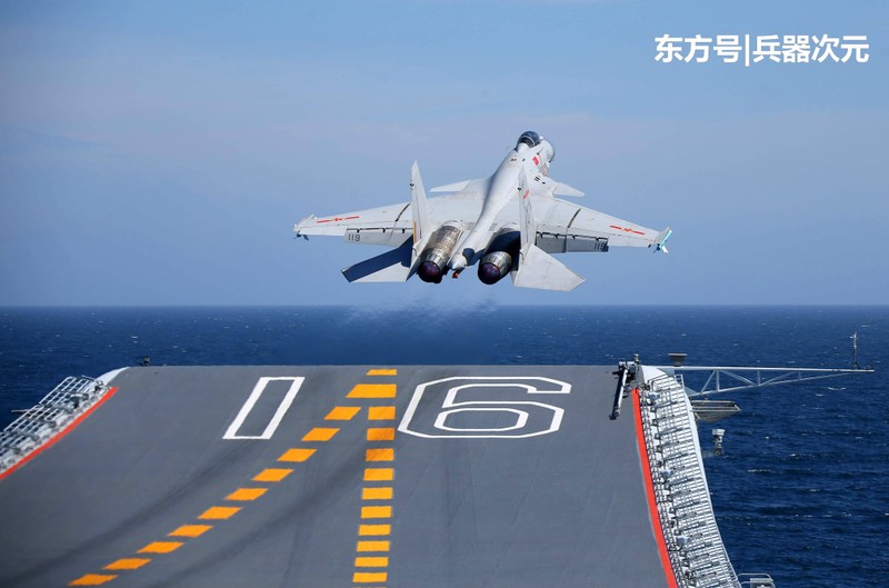 Chiếc J-15 đang cất cánh từ tàu Liêu Ninh Chiếc J-15 đang cất cánh từ tàu Liêu Ninh