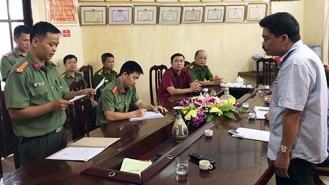 Cơ quan an ninh đọc lệnh bắt ông Nguyễn Thanh Hoài sinh năm 1969, Trưởng phòng Khảo thí và Quản lý chất lượng giáo dục, thuộc Sở GDĐT tỉnh, vì liên quan vụ sửa để nâng điểm 330 bài thi THPT ở tỉnh này. Cơ quan an ninh đọc lệnh bắt ông Nguyễn Thanh Hoài sinh năm 1969, Trưởng phòng Khảo thí và Quản lý chất lượng giáo dục, thuộc Sở GDĐT tỉnh, vì liên quan vụ sửa để nâng điểm 330 bài thi THPT ở tỉnh này.