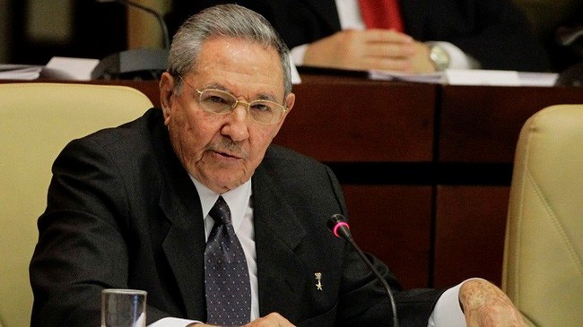 Ông Raul Castro, 86 tuổi, tuy không giữ chức Chủ tịch nước, nhưng vẫn đang đứng đầu Ủy ban soạn thảo những thay đổi của hiến pháp. Ông Raul Castro, 86 tuổi, tuy không giữ chức Chủ tịch nước, nhưng vẫn đang đứng đầu Ủy ban soạn thảo những thay đổi của hiến pháp.