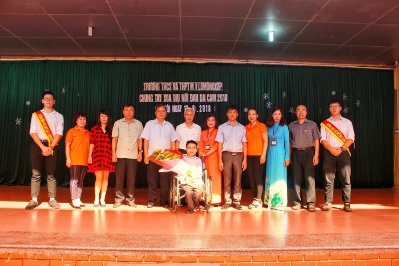 Thầy giáo Thạc sĩ Chu Quang Đức (người ngồi xe lăn ôm hoa), một nạn nhân nhiễm chất độc da cam đã vượt qua số phận, trở thành thầy giáo có học thức cao, có tấm lòng nhân ái