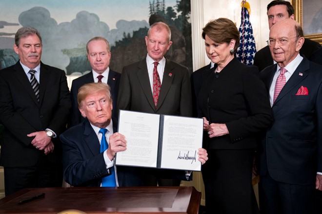 Tổng thống Mỹ công bố quyết định áp thuế 25% lên hàng hóa nhập khẩu từ Trung Quốc. Ảnh New York Times.