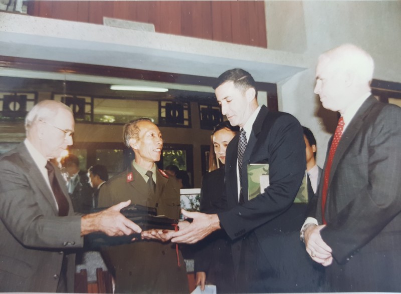 TNS McCain làm việc với Đại tá Phạm Đức Đại (ngoài cùng bên trái - ảnh trên và thứ 2, bên trái- ảnh dưới), nguyên Giám đốc Bảo tàng Quân đội (nay là Bảo tàng Lịch sử QS VN) về hồ sơ tù binh Mỹ lưu trong bảo tàng.