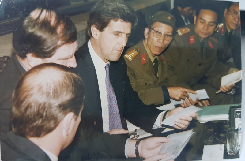 Tác giả bài viết - Thượng tá Lại Vĩnh Mùi (thứ 2 bìa phải) cùng Giám đốc bảo tàng quân đội và đoàn TNS Mỹ