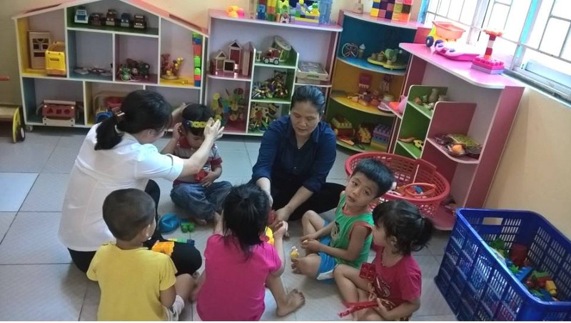 Là người tình nguyện chăm sóc trẻ nhưng chị Luyến (áo xanh) làm đủ mọi việc, đóng đủ các vai. Khi thì nấu ăn, dọn dẹp, giặt giũ, vệ sinh; khi thì trồng rau, chăn nuôi, rồi thì trực tiếp hướng dẫn các cháu làm những việc phù hợp với lứa tuổi, Là người tình nguyện chăm sóc trẻ nhưng chị Luyến (áo xanh) làm đủ mọi việc, đóng đủ các vai. Khi thì nấu ăn, dọn dẹp, giặt giũ, vệ sinh; khi thì trồng rau, chăn nuôi, rồi thì trực tiếp hướng dẫn các cháu làm những việc phù hợp với lứa tuổi,