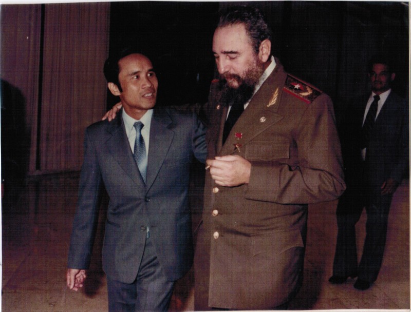 Lãnh tụ Fidel và ông Nguyễn Đình Bin (Ảnh TTXVN)