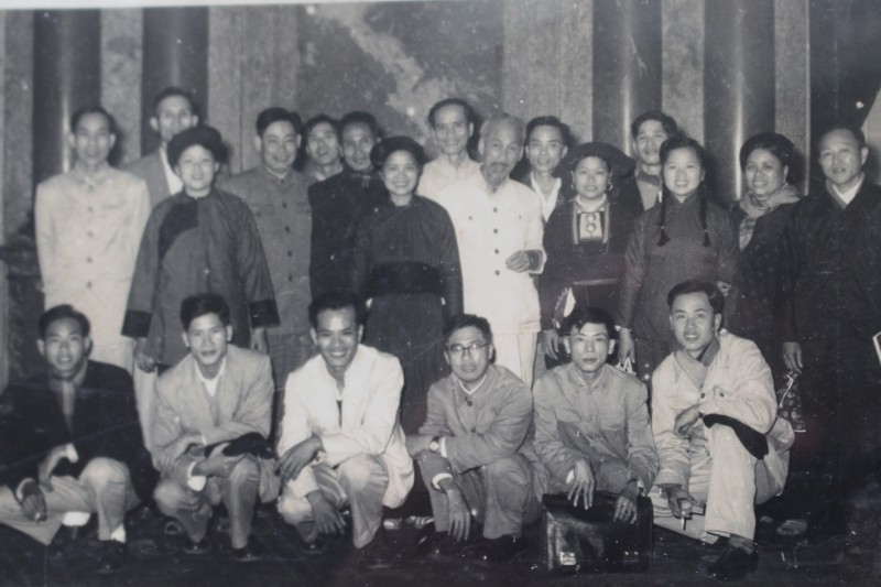 Ngày 20/1/1948 Hồ Chí Minh ký Sắc lệnh số 111 phong quân hàm Thiếu tướng cho Chu Văn Tấn (người đứng hàng sau cùng, thứ 3 từ trái sang) Ngày 20/1/1948 Hồ Chí Minh ký Sắc lệnh số 111 phong quân hàm Thiếu tướng cho Chu Văn Tấn (người đứng hàng sau cùng, thứ 3 từ trái sang)