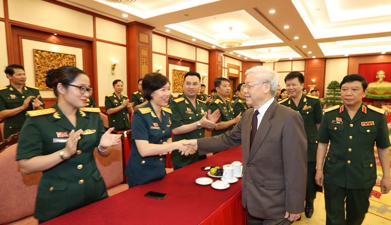 Tổng Bí thư Nguyễn Phú Trọng với các đại biểu Công đoàn Quân đội xuất sắc. Tổng Bí thư Nguyễn Phú Trọng với các đại biểu Công đoàn Quân đội xuất sắc.