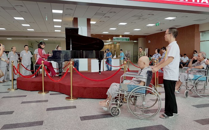 Âm nhạc không chỉ giúp cho người bệnh bớt lo âu, mà còn tạo cho các nhân viên y tế có một môi trường văn hóa, giúp họ bớt căng thẳng trong quá trình làm việc. Âm nhạc không chỉ giúp cho người bệnh bớt lo âu, mà còn tạo cho các nhân viên y tế có một môi trường văn hóa, giúp họ bớt căng thẳng trong quá trình làm việc.