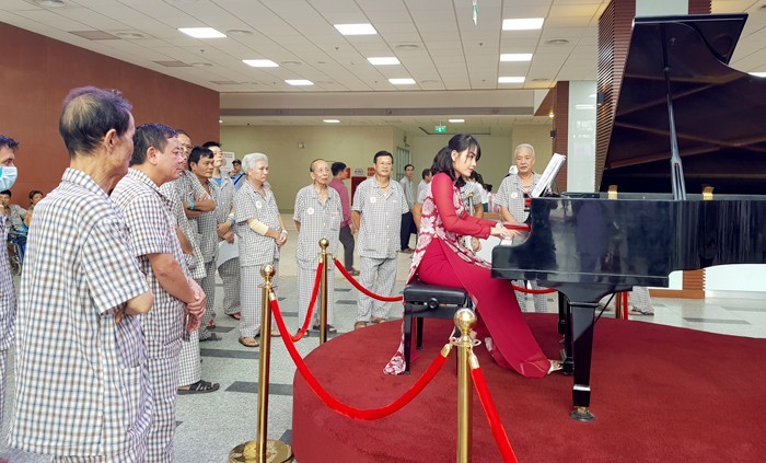 Những buổi biểu diễn âm nhạc làm cho bệnh nhân vơi đi lo lắng, căng thẳng, buồn chán sợ hãi… để họ tin tưởng y học chiến thắng bệnh tật. Những buổi biểu diễn âm nhạc làm cho bệnh nhân vơi đi lo lắng, căng thẳng, buồn chán sợ hãi… để họ tin tưởng y học chiến thắng bệnh tật.