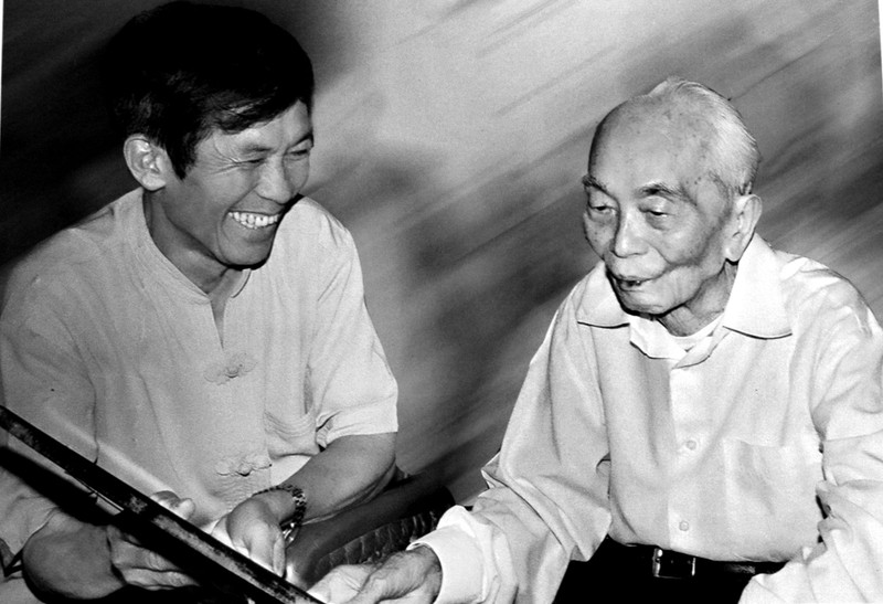 Đại tướng Võ Nguyên Giáp và Nghệ sĩ Trần Hồng Đại tướng Võ Nguyên Giáp và Nghệ sĩ Trần Hồng
