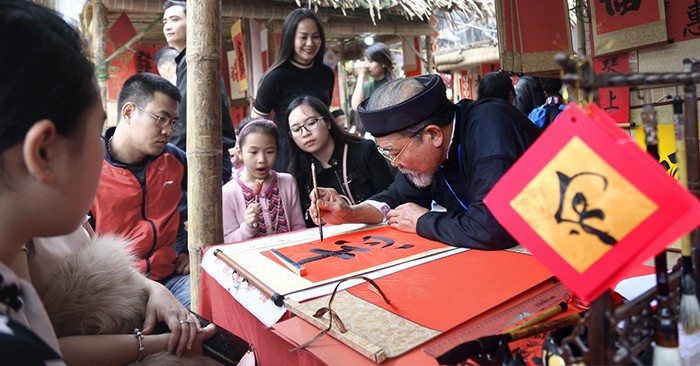 “Mỗi năm hoa đào nở/ Lại thấy ông đồ già..."
