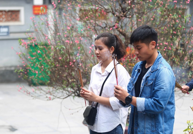 Nam thanh nu tu den chua Ha xin thoat e tang dot bien vao Valentine hinh anh 9