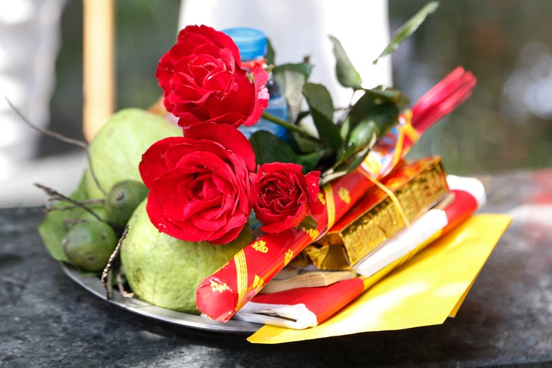 Nam thanh nu tu den chua Ha xin thoat e tang dot bien vao Valentine hinh anh 11