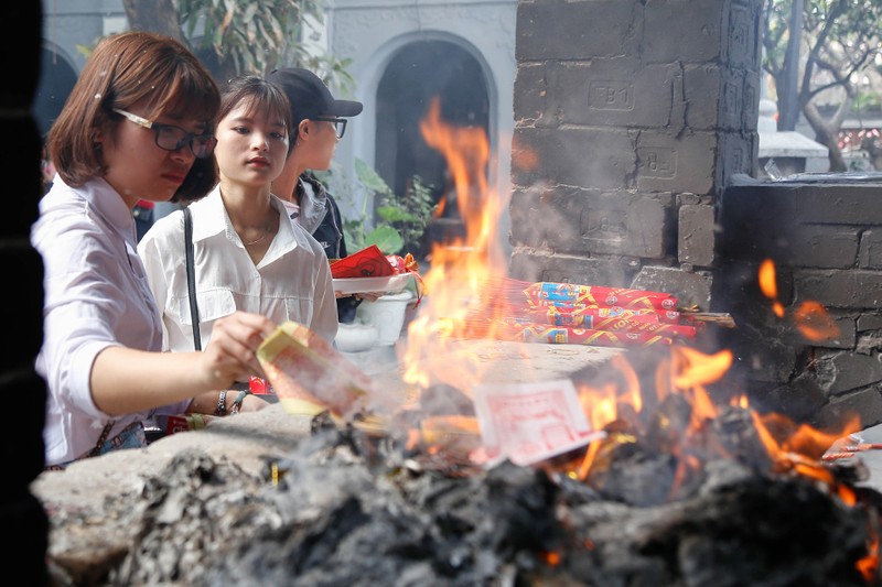 Nam thanh nu tu den chua Ha xin thoat e tang dot bien vao Valentine hinh anh 12