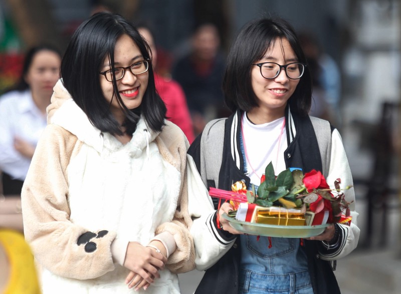 Nam thanh nu tu den chua Ha xin thoat e tang dot bien vao Valentine hinh anh 3