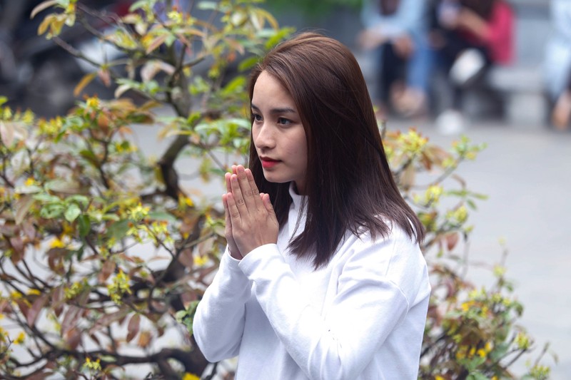 Nam thanh nu tu den chua Ha xin thoat e tang dot bien vao Valentine hinh anh 4