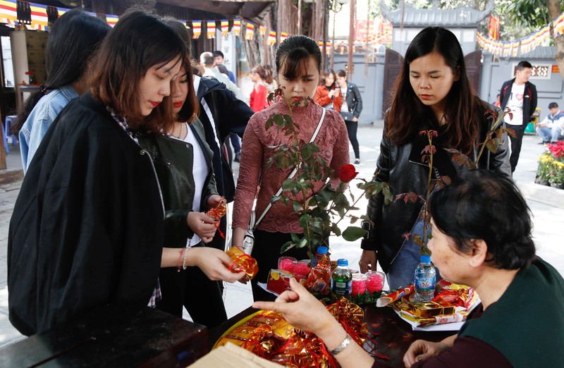 Nam thanh nu tu den chua Ha xin thoat e tang dot bien vao Valentine hinh anh 7