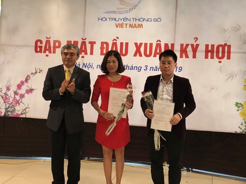 Chủ tịch Nguyễn Minh Hồng trao Quyết định bổ nhiệm cán bộ cho bà Nguyễn Thị Bích Lan và ông Nguyễn Xuân Đồng.