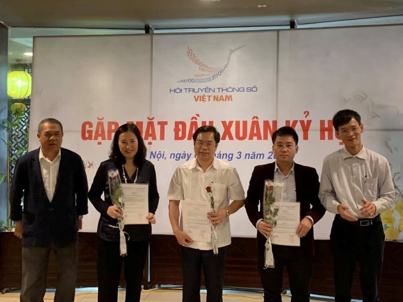 Phó chủ tịch thường trực Nguyễn Xuân Cường và Phó chủ tịch, Tổng thư ký Lê Đức Sảo cùng các hội viên cá nhân nhận Giấy chứng nhận hội viên mới.