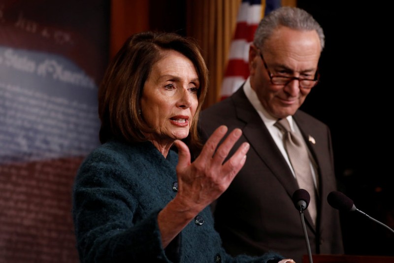 Nancy Pelosi (trái), lãnh đạo đảng Dân chủ ở Hạ viện, và Chuck Schumer (phải), lãnh đạo đảng Dân chủ ở Thượng viện. Nancy Pelosi (trái), lãnh đạo đảng Dân chủ ở Hạ viện, và Chuck Schumer (phải), lãnh đạo đảng Dân chủ ở Thượng viện.