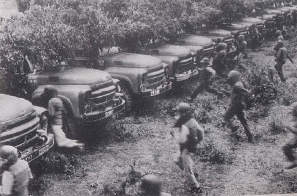 Đội hình xe ô tô của Trung đoàn 13 (Binh đoàn Trường Sơn) chuẩn bị lên đường thực hiện chiến dịch vận tải. Ảnh tư liệu Đội hình xe ô tô của Trung đoàn 13 (Binh đoàn Trường Sơn) chuẩn bị lên đường thực hiện chiến dịch vận tải. Ảnh tư liệu