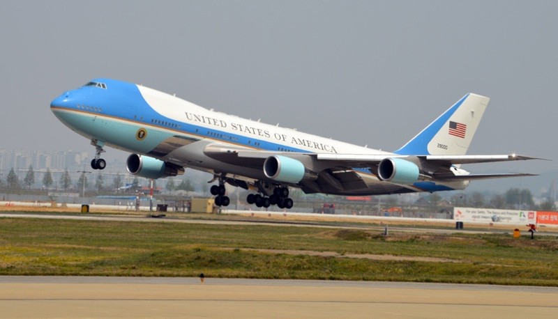 Khi nạp đầy nhiên liệu Air Force One có thể bay nửa vòng trái đất. Khi nạp đầy nhiên liệu Air Force One có thể bay nửa vòng trái đất.