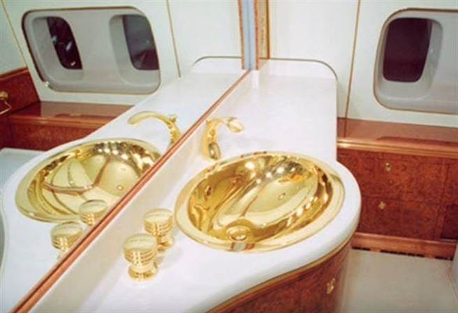 Bồn nước trên chiếc chuyên cơ bằng vàng ròng. Bồn nước trên chiếc chuyên cơ bằng vàng ròng.