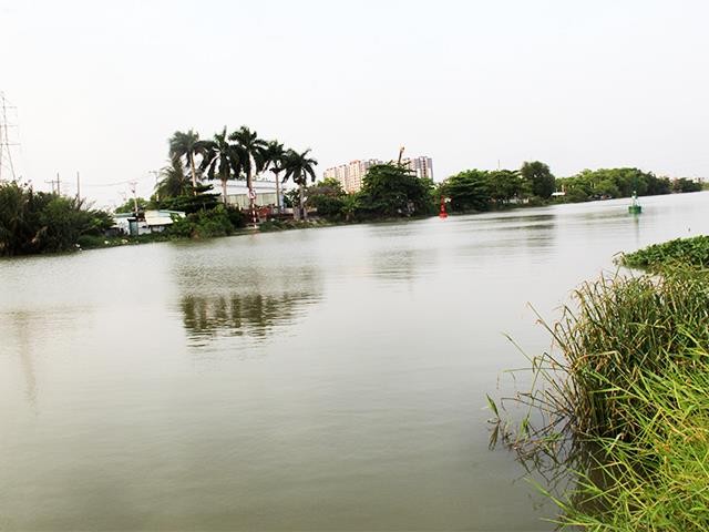 Dòng sông Rạch Chiếc hôm nay, sau 44 năm ngày Thống nhất đất nước, nhìn từ khu tưởng niệm 52 liệt sỹ đã ngã xuống trong trận chiến chiếm và giữ cây cầu Rạch Chiếc. Dòng sông Rạch Chiếc hôm nay, sau 44 năm ngày Thống nhất đất nước, nhìn từ khu tưởng niệm 52 liệt sỹ đã ngã xuống trong trận chiến chiếm và giữ cây cầu Rạch Chiếc.