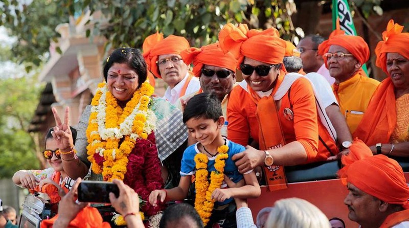 Bà Ranjanben Dhananjay Bhatt (trái) trong chiến dịch tranh cử ở Vadodara, bang Gujarat (Ảnh: CNN)