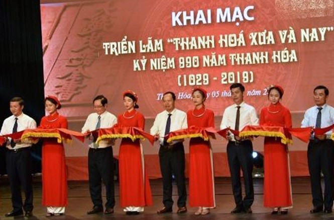 Các đại biểu cắt băng khai mạc triển lãm.