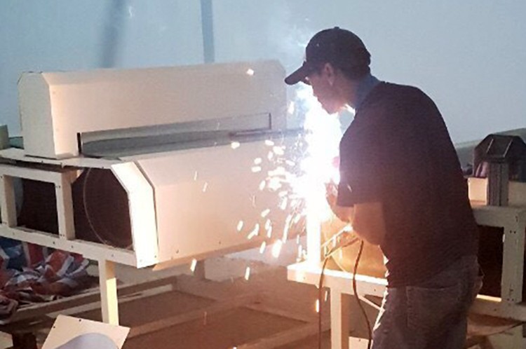 Thợ hàn gia cố máy ép bao bì để Yang và đồng phạm giấu ma túy vào trong. Ảnh: Hải quan TP HCM.