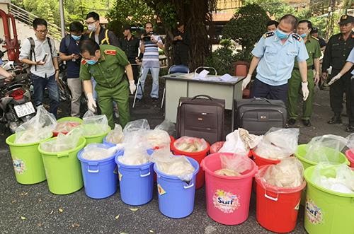 Hàng hóa được giấu trong các thau nhựa khi di chuyển. Ảnh: Quốc Thắng.