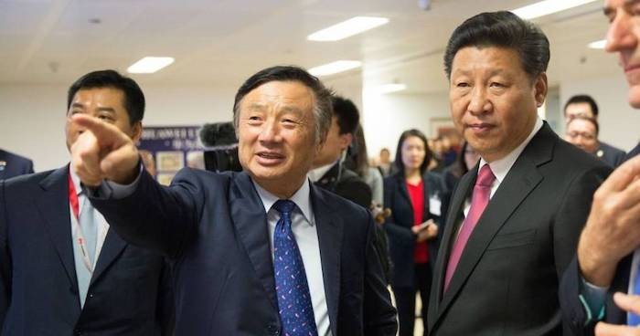 Người sáng lập Huawei, ông Nhậm Chính Phi đứng cạnh Chủ tịch Trung Quốc Tập Cận Bình tại văn phòng của tập đoàn này tại Luân Đôn năm 2015. (Ảnh: AFP).