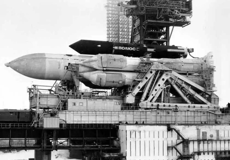 Một loại siêu vuc khí có laser chỉ đường của Liên Xô (cũ) Một loại siêu vuc khí có laser chỉ đường của Liên Xô (cũ)