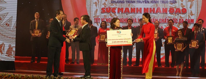 Ông Dương Thế Lương đại diện Cổng 1400 nhận bảng vàng vinh danh từ Chủ tịch nước Trần Đại Quang, Chủ tịch danh dự Trung ương Hội Chữ thập đỏ Việt Nam trao tặng (Ảnh: tối 7/01/2018).