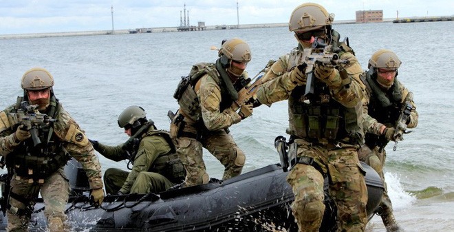 Đội đặc nhiệm tác nghiệp trên biển...