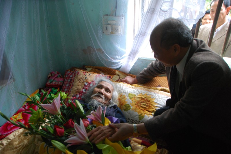 Nguyễn Quốc Triệu khi ấy là Bộ trưởng Bộ Y tế thăm thi sĩ Hữu Loan tháng 12 năm 2009 tại quê nhà thi sĩ ở Vân Hoàn Nga Lĩnh Nga Sơn Thanh Hóa. Ảnh Xuân Ba HL