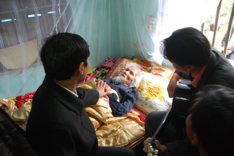 Đàn hát bài "Màu tím hoa sim bên gường thi sĩ Hữu Loan. Ảnh: Xuân Ba HL