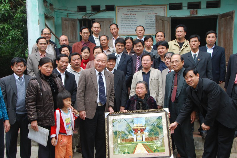 Ông Triệu và các vị khách cùng đi chụp ảnh chung với gia đình Hữu Loan. Ảnh: Xuân Ba. Ông Triệu và các vị khách cùng đi chụp ảnh chung với gia đình Hữu Loan. Ảnh: Xuân Ba.