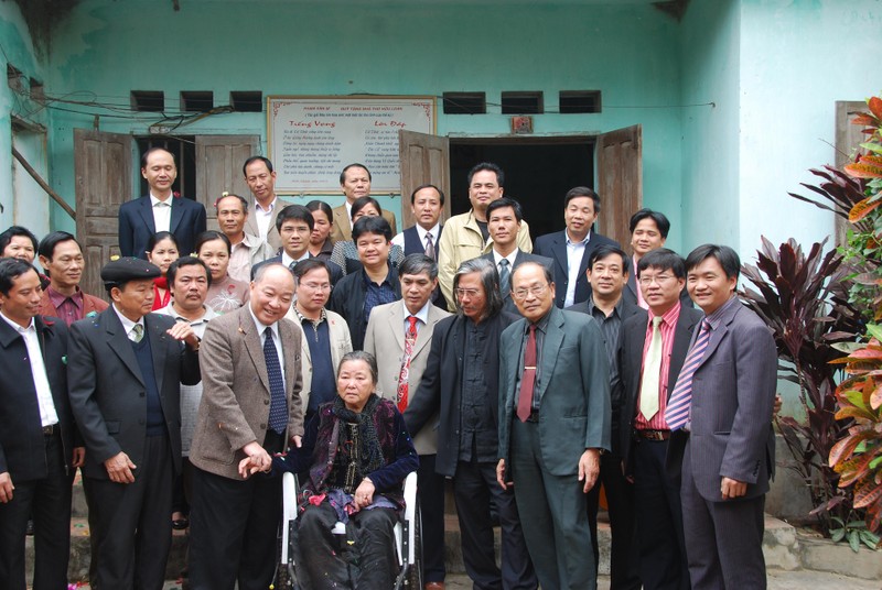 Chiếc xe lăn ông Triệu tặng thi sĩ thì... vợ ông lại dùng trước. Ảnh: Xuân Ba. Chiếc xe lăn ông Triệu tặng thi sĩ thì... vợ ông lại dùng trước. Ảnh: Xuân Ba.