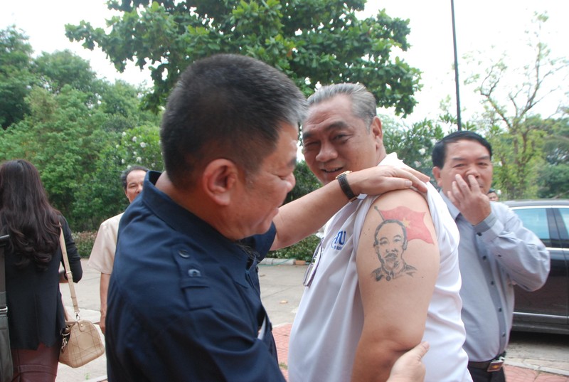 Trần Cộp (giữa) bây giờ đang chững chạc ở vị thế Quận trưởng một quận sầm uất giao thương buôn bán làm ăn của cả Việt kiều lẫn người Thái.