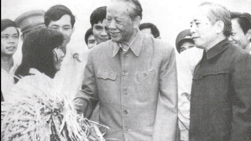 Tổng bí thư Lê Duẩn, người đứng đầu Đảng ta, đã lãnh đạo nhân dân ta thực hiện lời Bác dạy: "Đánh cho Mỹ cút, đánh cho Ngụy nhào".