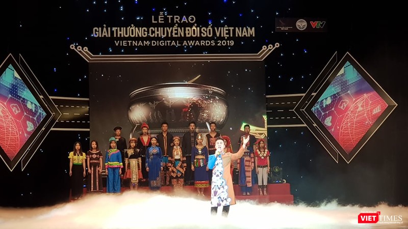 Sự kiện mở màn bằng tiết mục Lời ru Âu Lạc, do Tốp ca nam nữ và múa Trường ĐH Nghệ thuật Quân đội biểu diễn