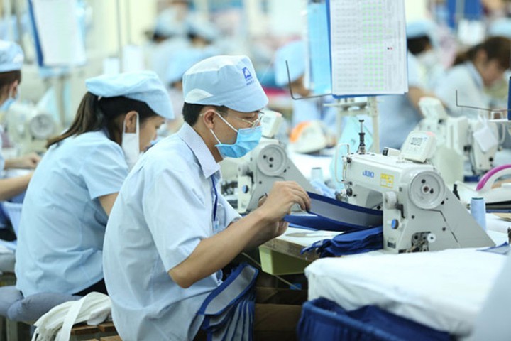 Doanh nghiệp và người lao động nhìn về một hướng thì cả đôi bên đều có lợi. Doanh nghiệp và người lao động nhìn về một hướng thì cả đôi bên đều có lợi.