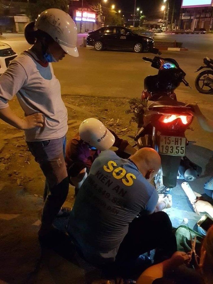 Thành viên "SOS Kiến An" giúp người gặp nạn trong đêm. Thành viên "SOS Kiến An" giúp người gặp nạn trong đêm.