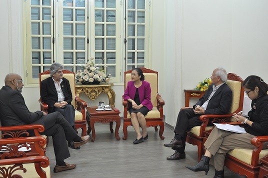 Ngày 28/11/2019, Chủ tịch Liên hiệp các tổ chức hữu nghị Việt Nam Nguyễn Phương Nga tiếp Thư ký Thường trực - Tiến sĩ Bahman Azad và thành viên Thư ký - Tiến sĩ Ajamu Baraka thuộc Hội đồng Hòa bình Mỹ đang thăm và làm việc tại Việt Nam từ ngày 27/11-30/11/2019.